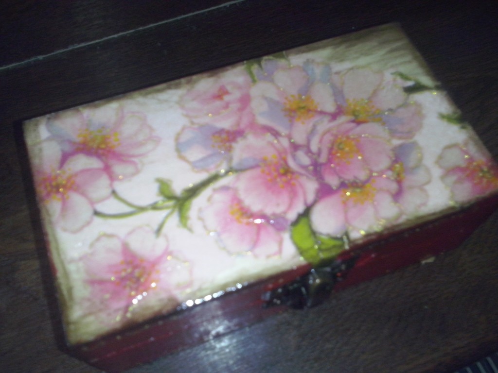 cutie rosie cu floare de cires (2)