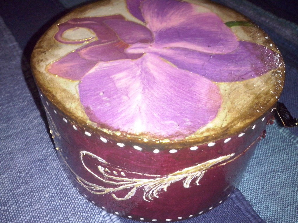 cutie rotunda floare mov