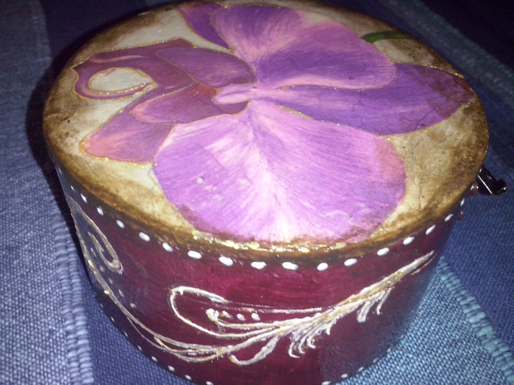 cutie rotunda floare mov (2)