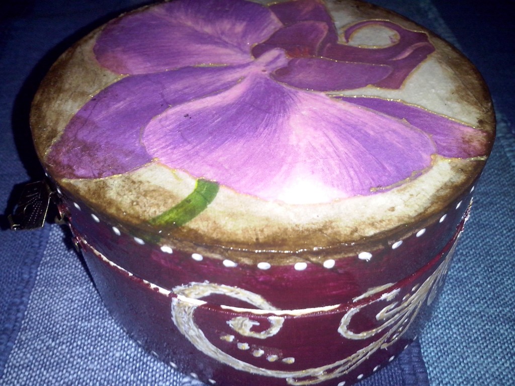 cutie rotunda floare mov (3)