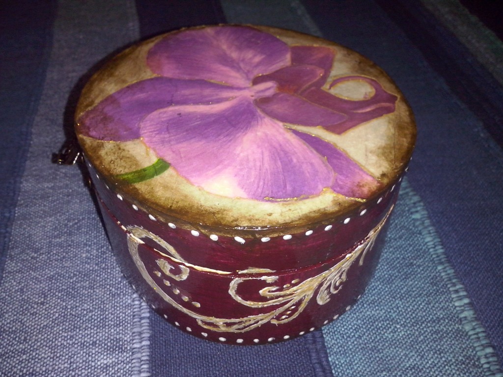 cutie rotunda floare mov (5)