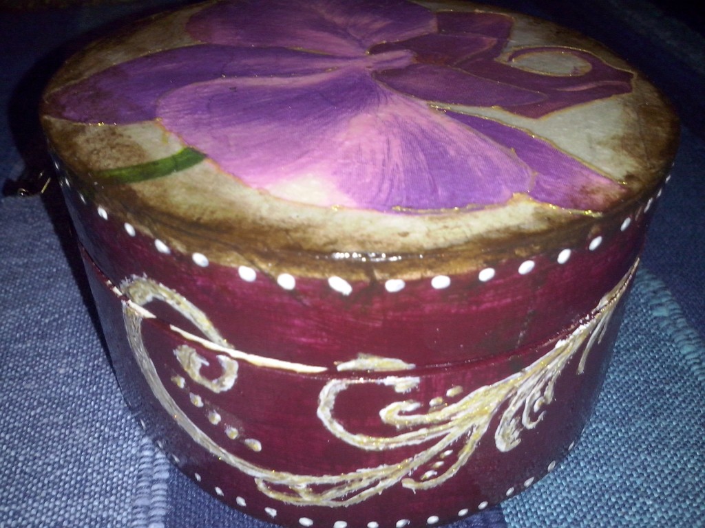 cutie rotunda floare mov (6)