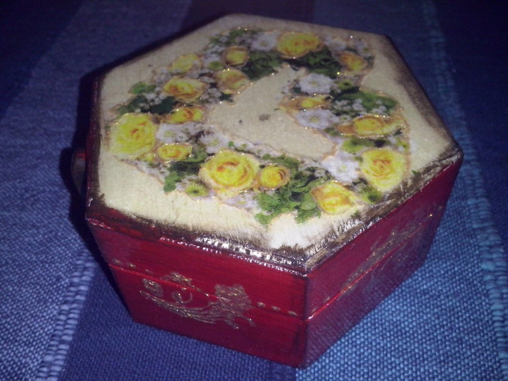 cutiuta hexagonala cu inima cu flori (4)